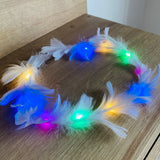 Tiara plumas luces