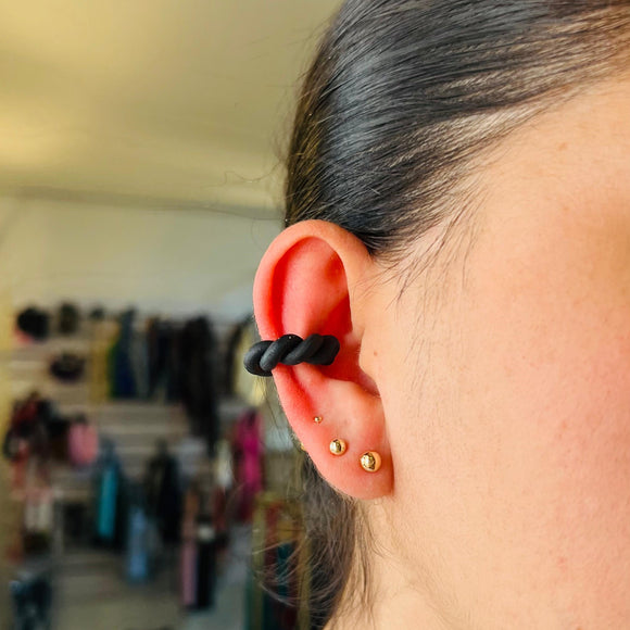 Earcuff black entorchado